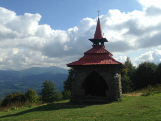 Kaple sv. Antonína, v pozadí Lysá hora
