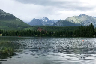 Kýčovité panorama Štrbského plesa