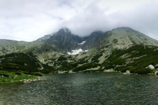 Skalnaté pleso a Lomnický štít v oblacích
