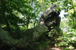 Skalní útvary u rozcestí na Skalném