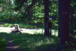 Pomník ve sedle pod Lemešnou