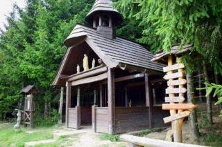 Kaple se zvonicí na konci křížové cesty nad Střelnou