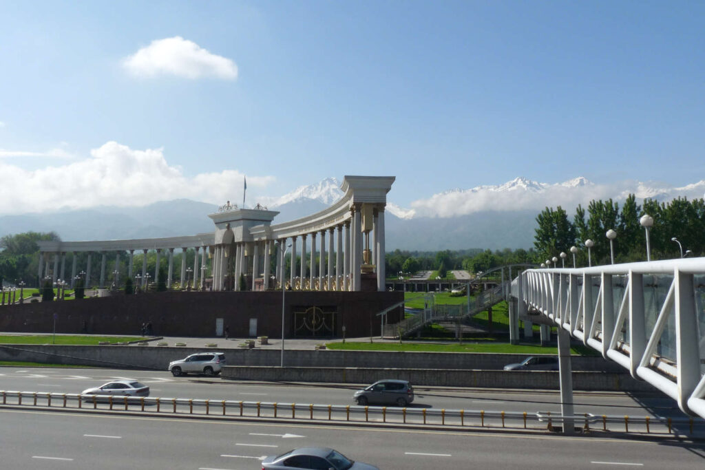 Pomník Nararbajeva, Almaty, Kazachstán