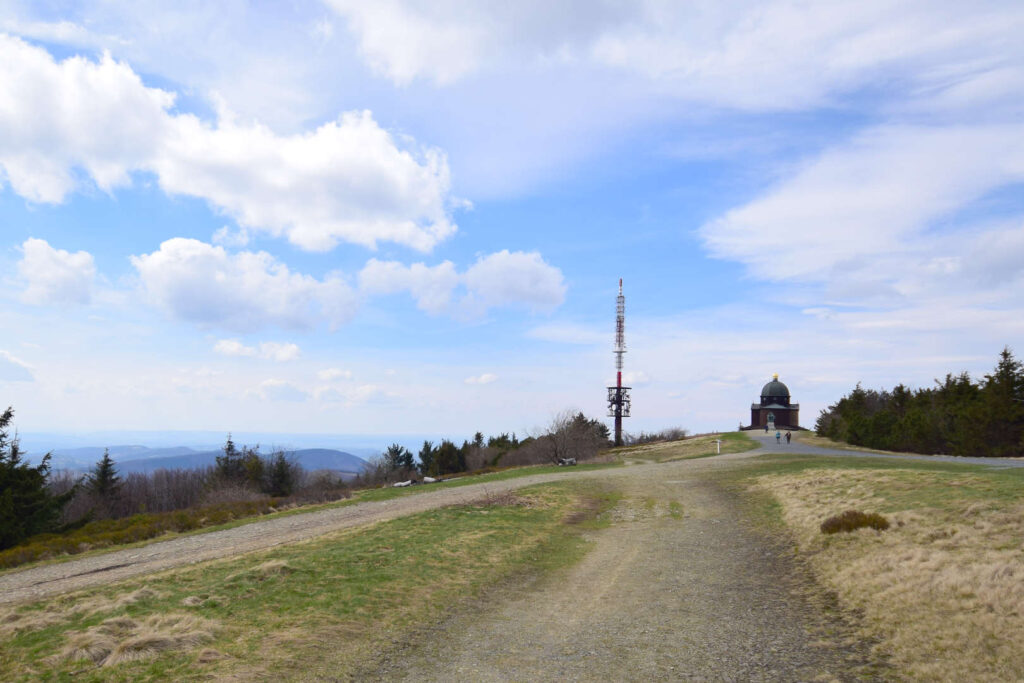 Vysílač a kaple na Radhošti