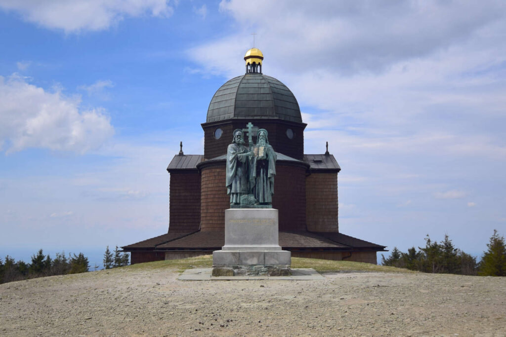 Sousoší sv. Cyrila a Metoděje před kaplí na Radhošti