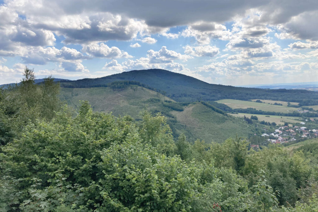 Výhled na Kelčský Javorník a Šaumburk