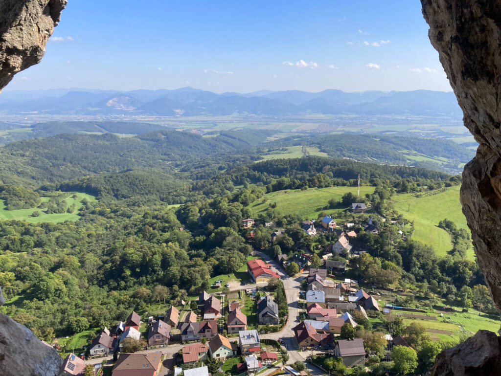 Vršatský hrad - výhled na Vršatské podhradie a Strážovské vrchy