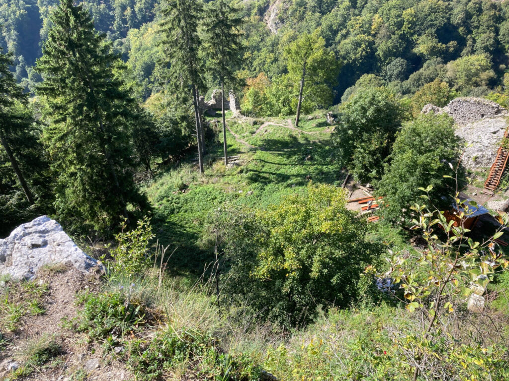 Hrad Vršatec - dolní část při pohledu z horní části