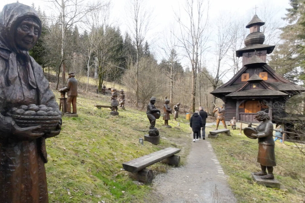 Dřevěné sochy a kaple sv. Huberta, Velké Karlovice
