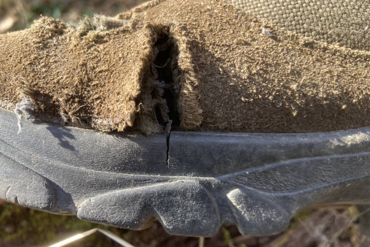 Prasklá podrážka a kůže