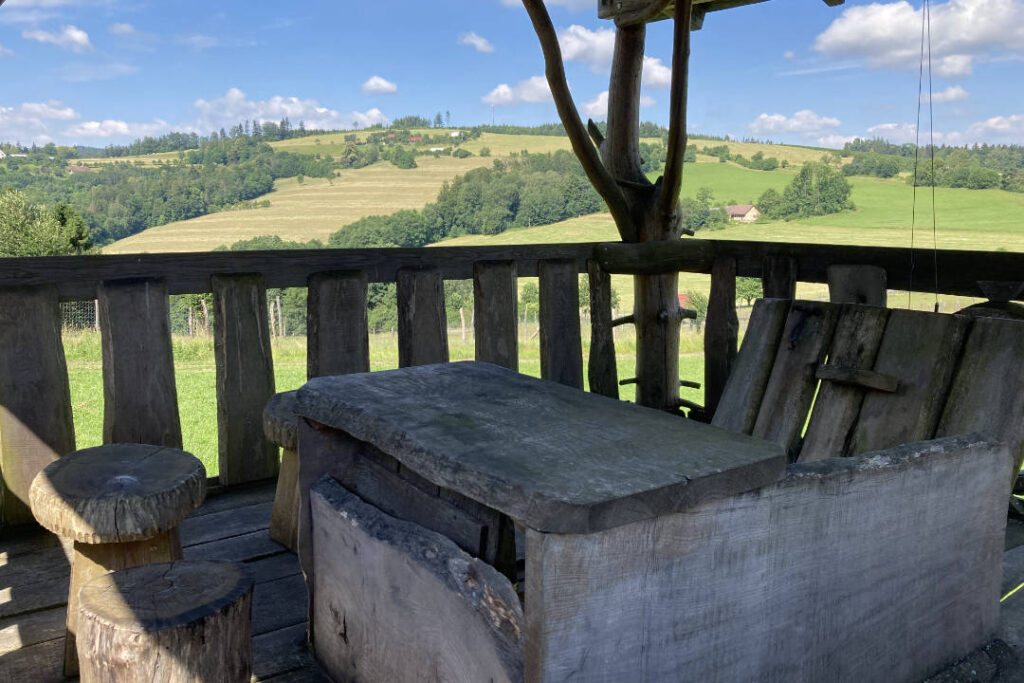 Rozhledna Oznička, posezení a výhled