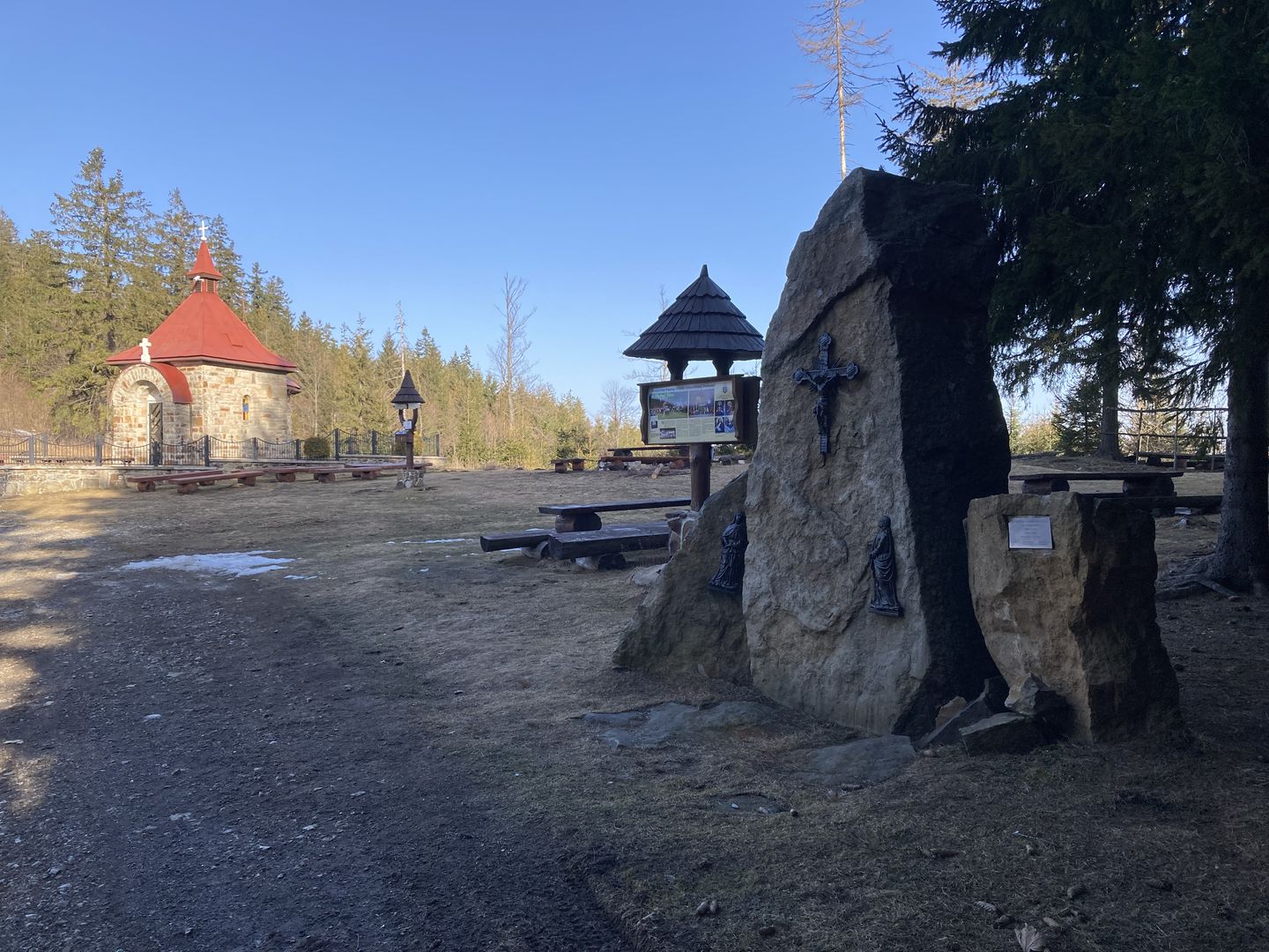 Muřinkový vrch, kaple a kříž