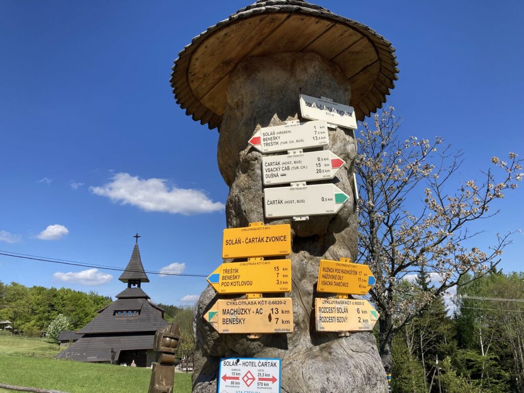 Čarták, zvonice, rozcestník